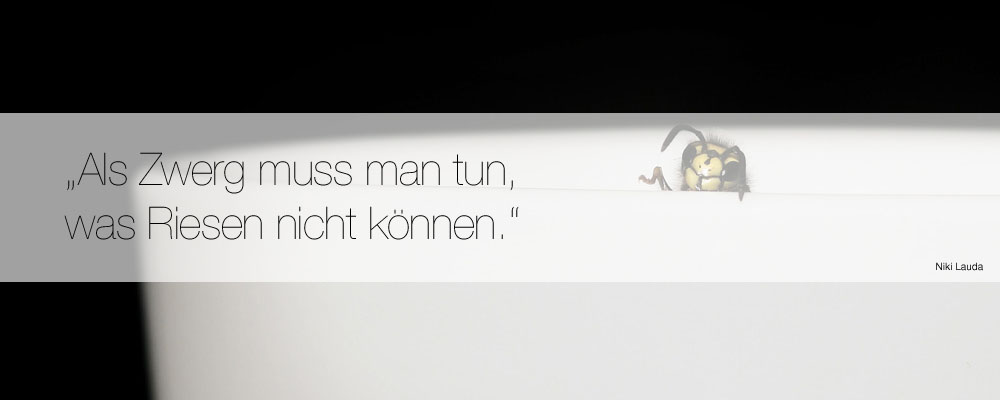 Foto: "Guck-Guck" von Panajiotis Koutloubasis mit Zitat "Als Zwerg muss man tun, was Riesen nicht können." von Niki Lauda