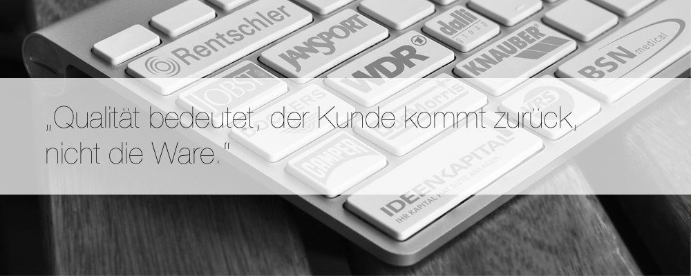 Tatstatur mit Refernzkunden und dem Zitat "Qualität bedeutet, der Kunde kommt zurück, nicht die Ware" von Hermann Tietz